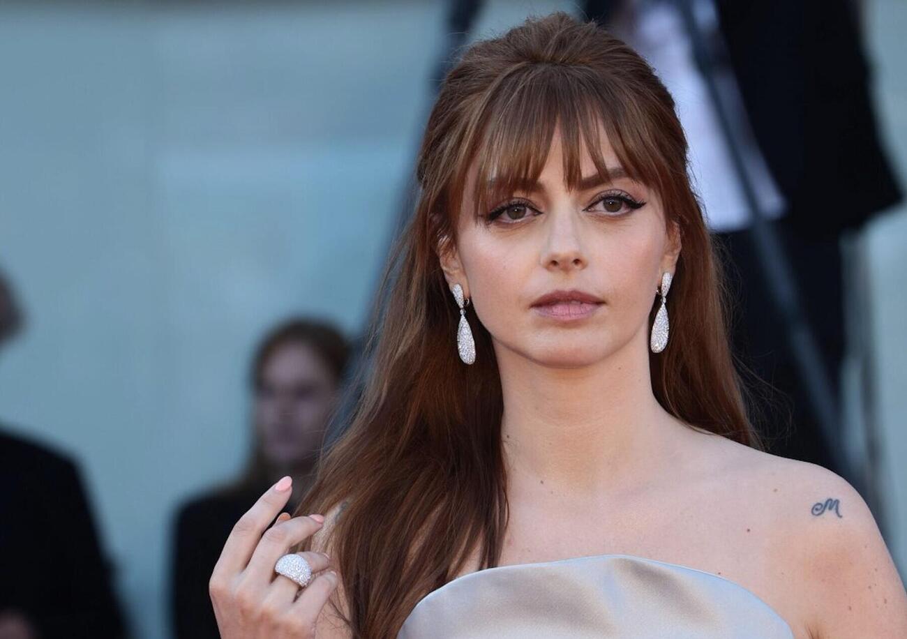 Ma che ci fa una cosplayer di Annalisa in prima pagina sul Corriere? La fretta per social e Google genera fake news, nani nudi e imitatrici