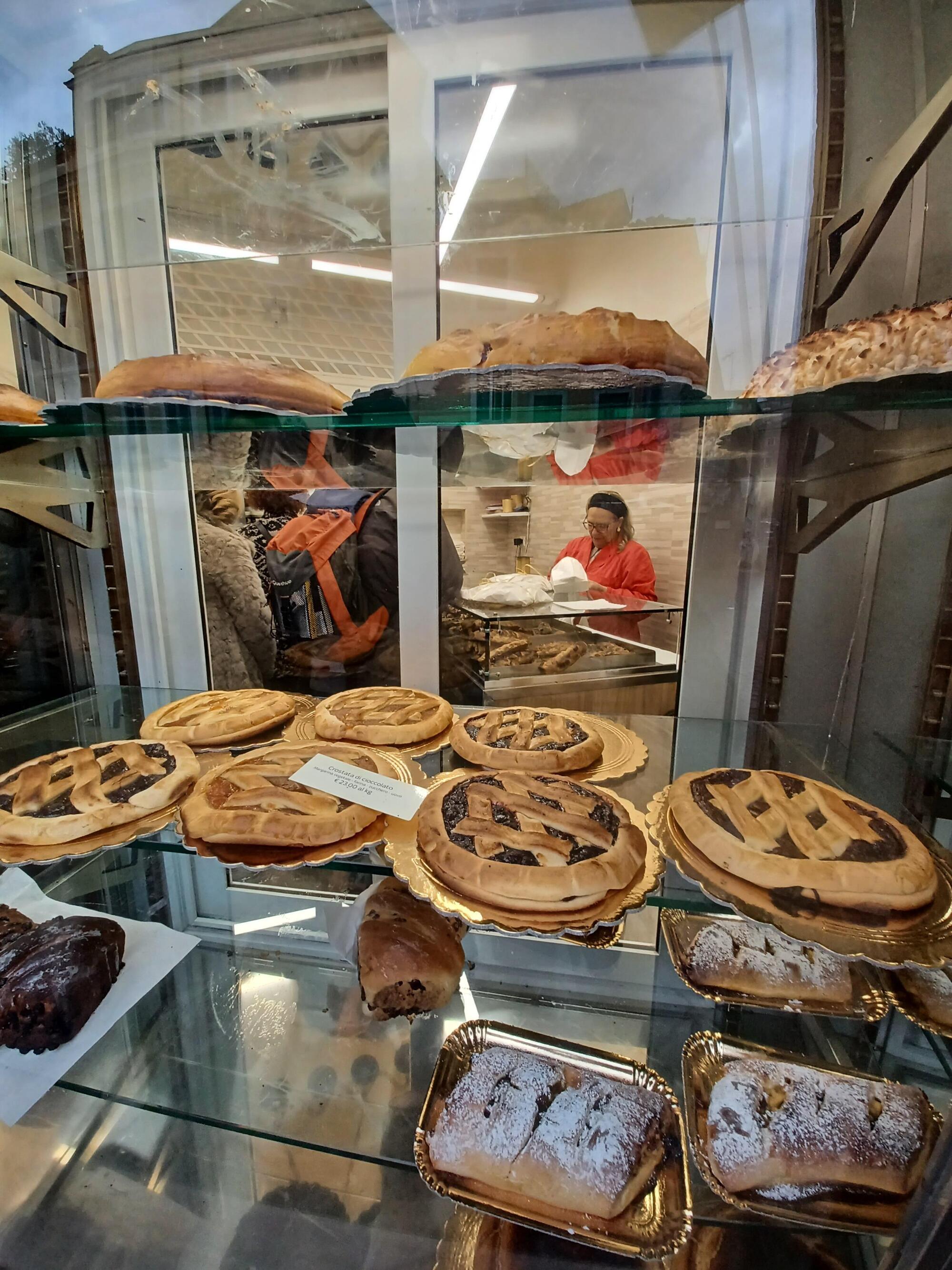 Specialit&agrave; in vetrina alla Pasticceria Boccione di Roma