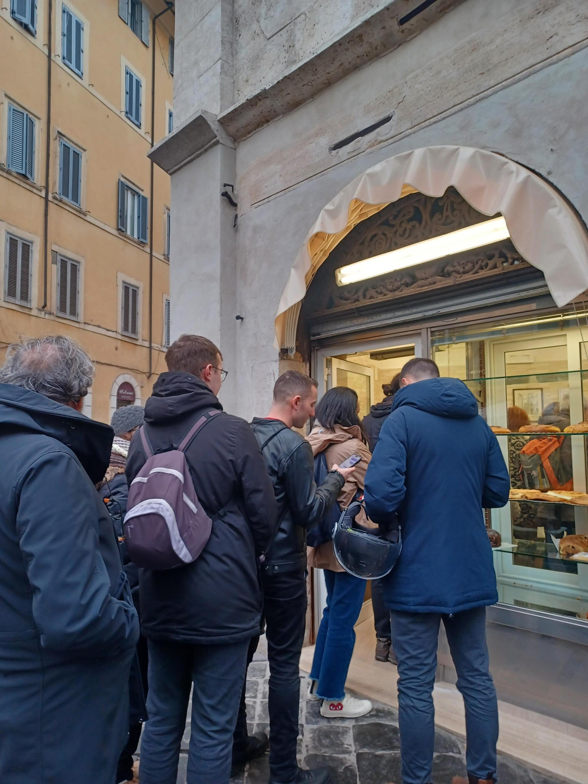 Una lunga fila di avventori alla Pasticceria Boccione