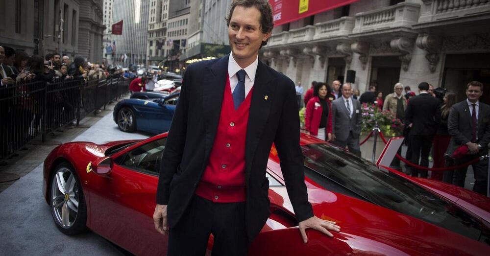 Ma l&rsquo;avete visto il look &ldquo;audace&rdquo; di John Elkann in montagna? Il presidente di Ferrari e Stellantis &ldquo;abbaglia&rdquo; a colpi di rosa: ecco le foto