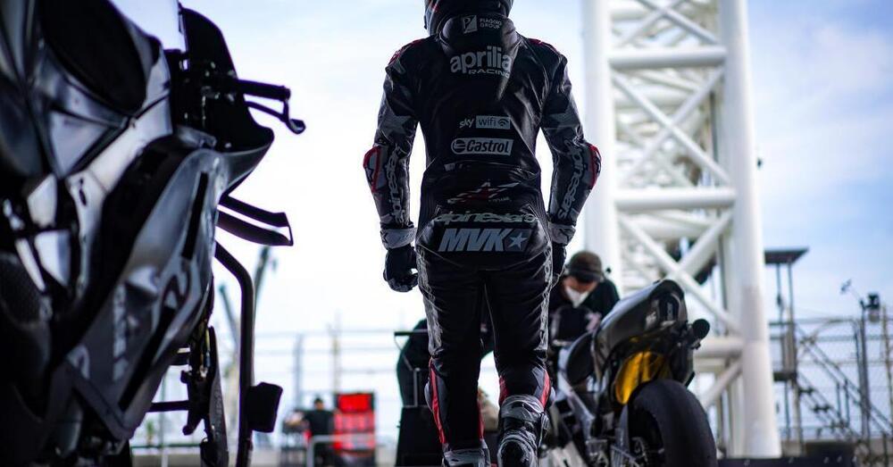 Ok, ma perch&eacute; Maverick Vi&ntilde;ales andr&agrave; in pista a Sepang con la tuta di Batman?