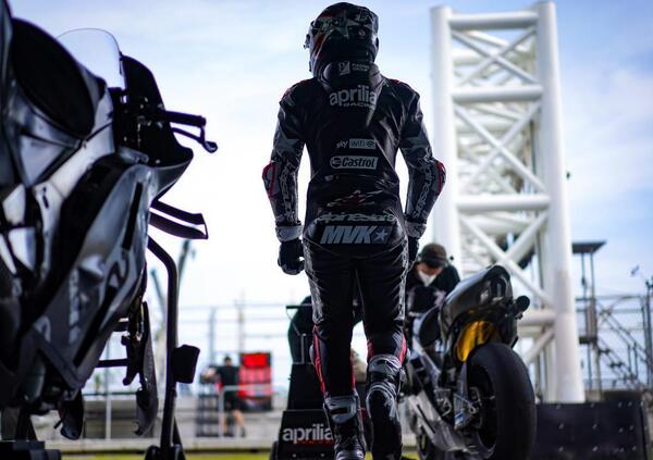 Ok, ma perch&eacute; Maverick Vi&ntilde;ales andr&agrave; in pista a Sepang con la tuta di Batman?