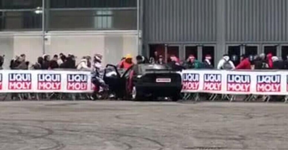 Motor Bike Expo di Verona, stuntman perde il controllo dell&rsquo;auto durante uno show: colpiti alcuni spettatori [VIDEO]