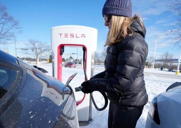 Perch&eacute; le auto elettriche fanno cos&igrave; pena col freddo? Ecco le ragioni del flop di Tesla &amp; Co. e le (im)possibili soluzioni