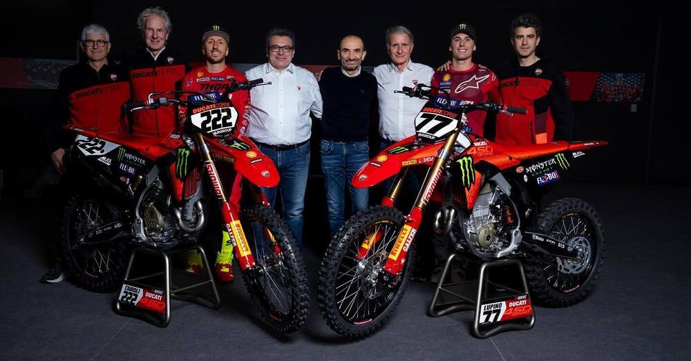 Alta, rossa e sporcacciona: ecco la Desmo450 MX. Antonio Cairoli: &ldquo;Mi ha acceso il fuoco dentro&rdquo;