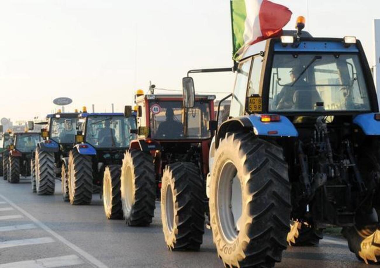 Toh, alla fine anche in Italia hanno cominciato a protestare (ma solo gli agricoltori): la rivoluzione, come in Francia e nel resto d&rsquo;Europa, passa dai trattori? [VIDEO]