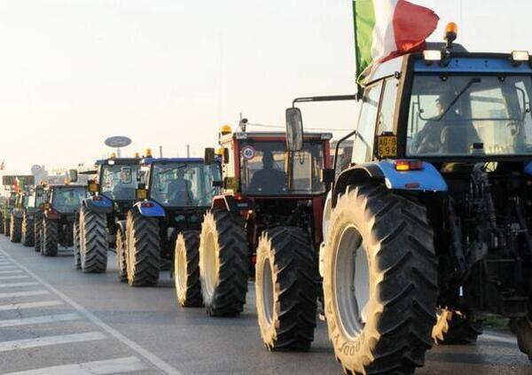 Toh, alla fine anche in Italia hanno cominciato a protestare (ma solo gli agricoltori): la rivoluzione, come in Francia e nel resto d&rsquo;Europa, passa dai trattori? [VIDEO]