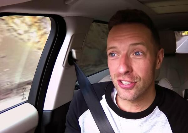 Chris Martin non ne pu&ograve; pi&ugrave; del traffico, e gli &ldquo;dedica&rdquo; una canzone durante un concerto dei Coldplay: ecco il testo (e il video)