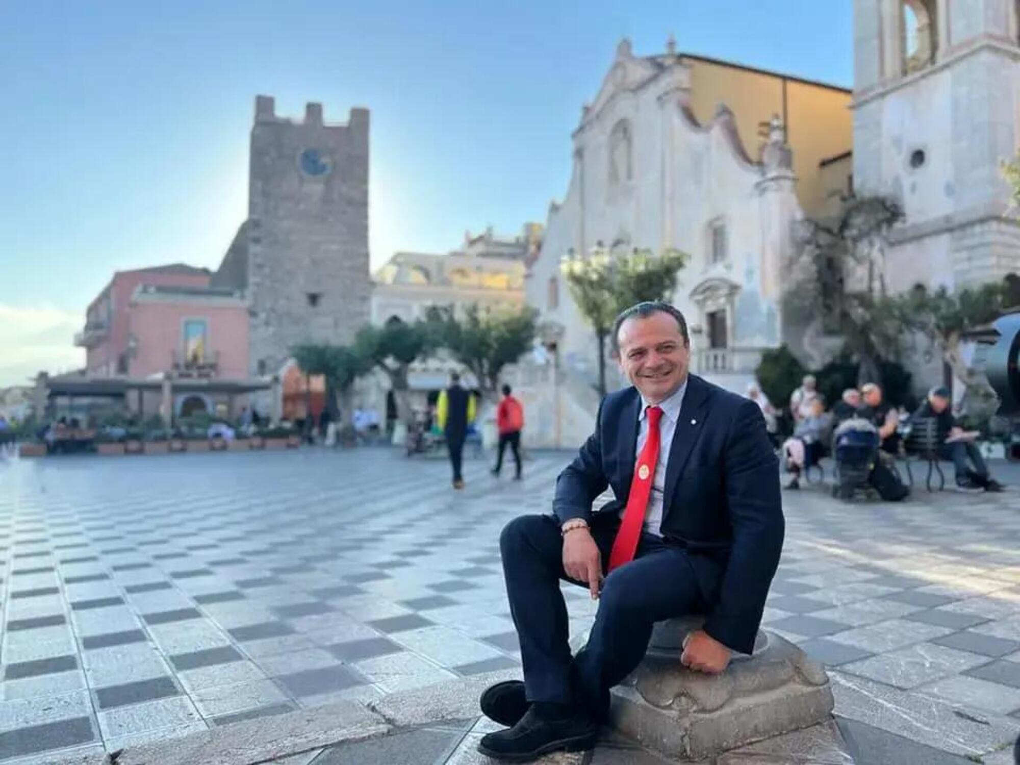 Cateno De Luca in piazza a Taormina