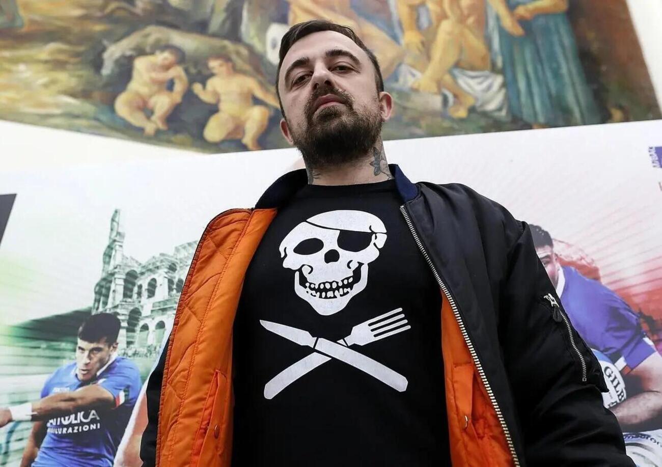 Ma cosa sta succedendo a Chef Rubio? Ecco i veri motivi della protesta con il sangue animale: la censura della Farnesina per una t-shirt pro Palestina e...