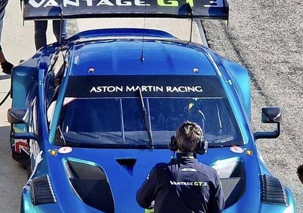 A &ldquo;caccia&rdquo; di Valentino Rossi: Jorge Lorenzo scende dalla Porsche e sale sull&rsquo;Aston Martin [VIDEO]