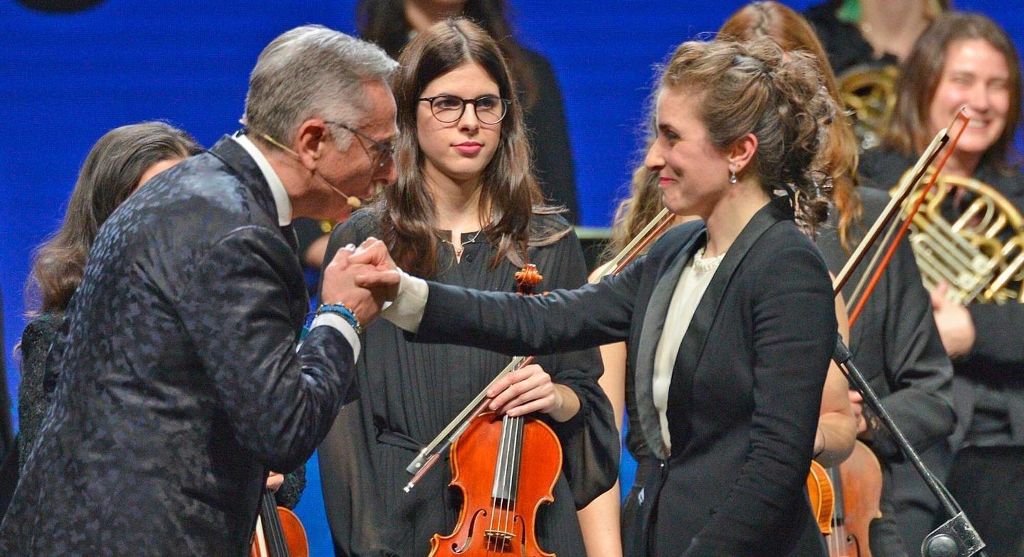 Paolo Bonolis e la direttrice d'orchestra Francesca Perrotta