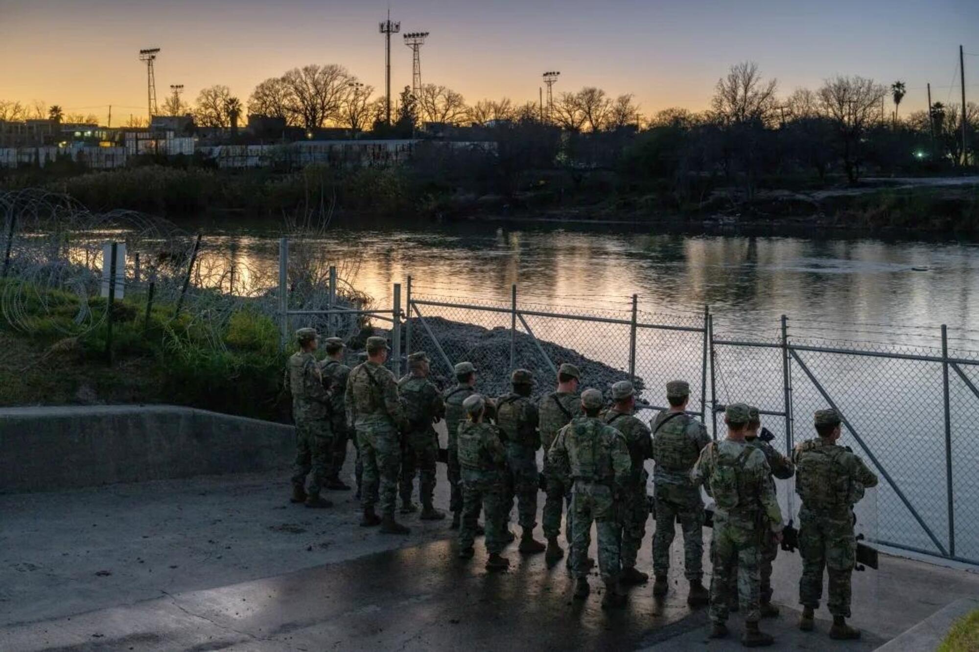 La guardia nazionale del Texas presidia la sponda del Rio Grande