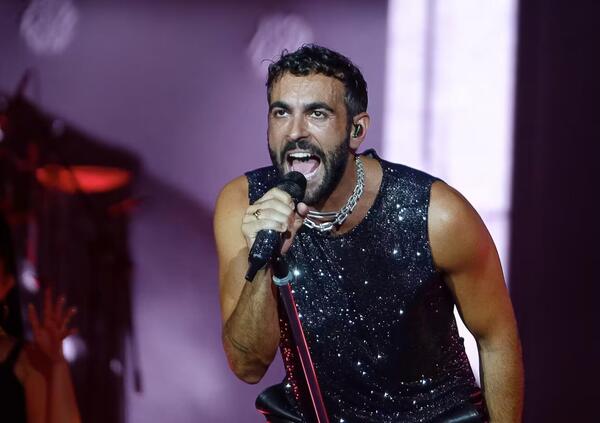 Perch&eacute; Mengoni annuncia adesso il tour nel 2025? C&#039;entra Sanremo, ma non solo...  