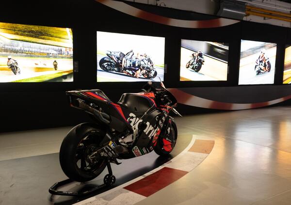 Linee italiane, obiettivo giapponese: a Pontedera l&rsquo;anima racing di Aprilia in mostra