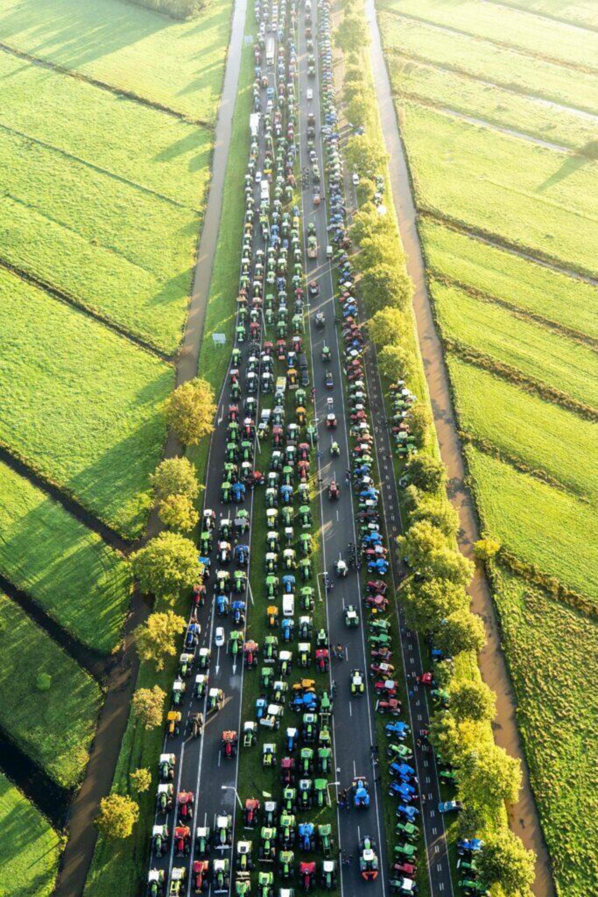 I trattori degli agricoltori olandesi che bloccano una strada nel corso di una massiccia protesta