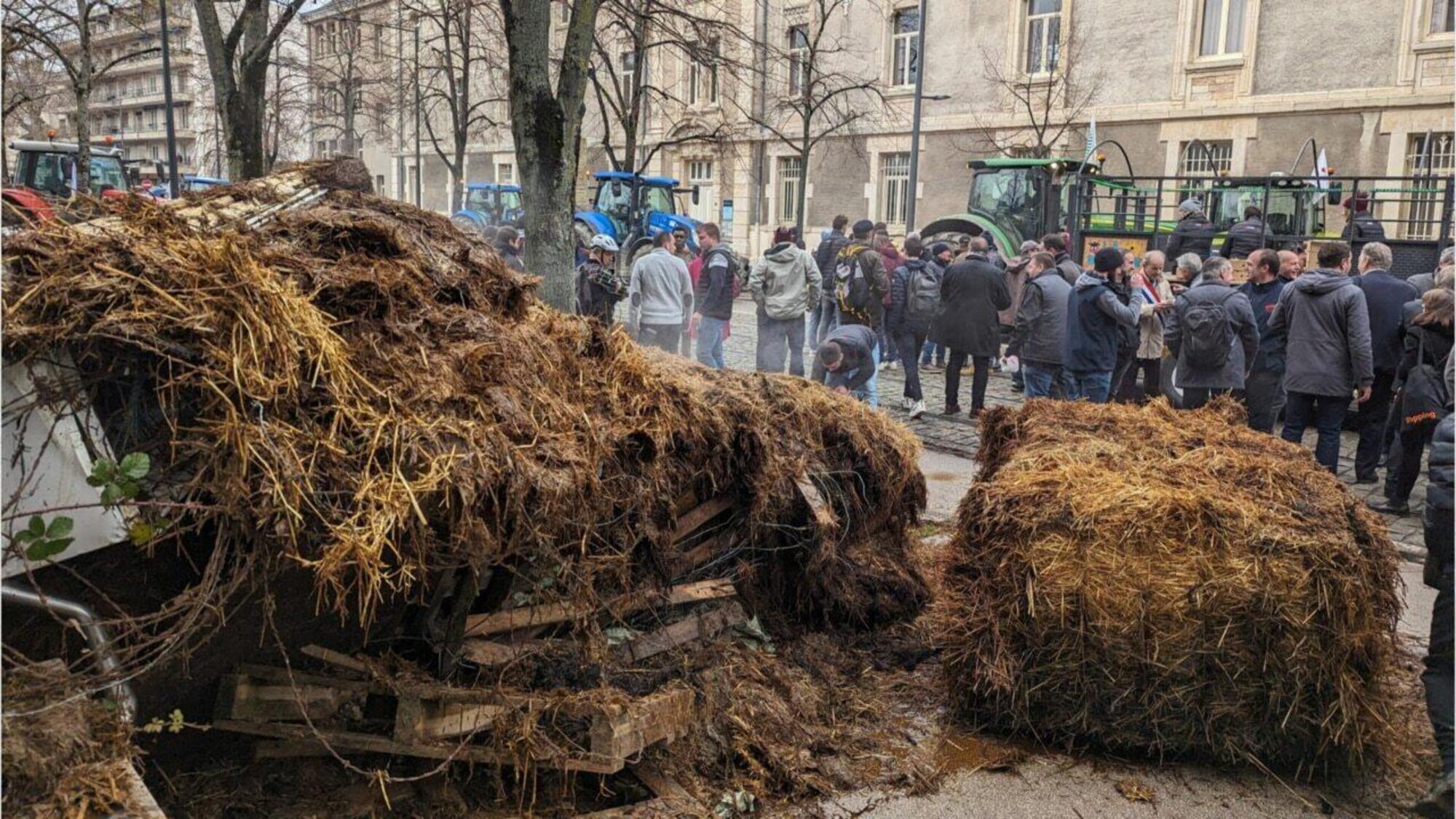 Gli agricoltori francesi che per protesta hanno ricoperto alcune strade di balle di fieno e letame