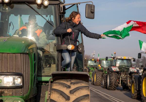 Sapete perch&eacute; gli agricoltori protestano con le bandiere dell&#039;Italia e non quelle delle associazioni di categoria? &quot;La Coldiretti diceva che...&quot;