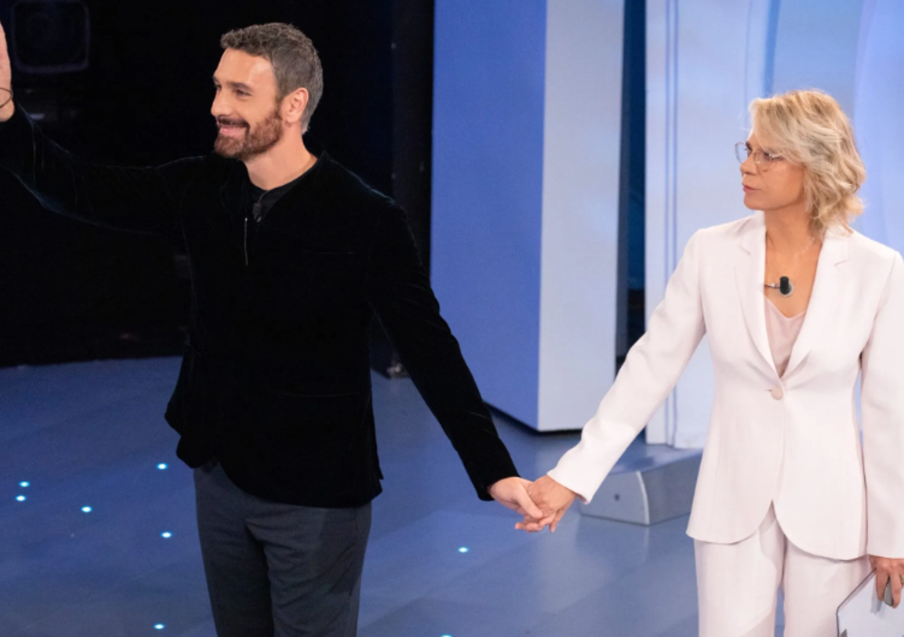 &ldquo;C&#039;&egrave; posta per te&rdquo;, la De Filippi chiama Michele Morrone e Raoul Bova in suo aiuto. E scoppia il caso delle &ldquo;bustarelle&rdquo; di nozze rubate dai suoceri 