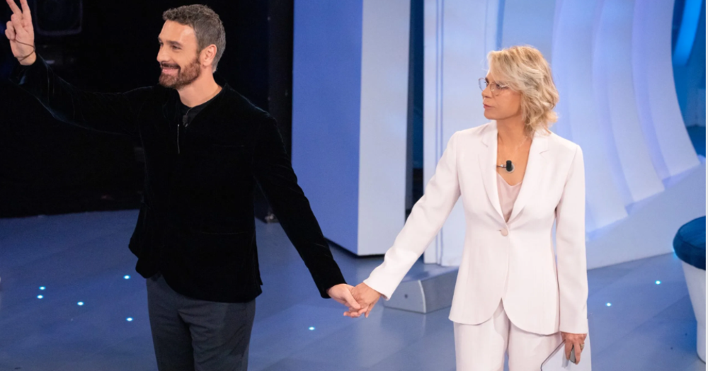 &ldquo;C&#039;&egrave; posta per te&rdquo;, la De Filippi chiama Michele Morrone e Raoul Bova in suo aiuto. E scoppia il caso delle &ldquo;bustarelle&rdquo; di nozze rubate dai suoceri 