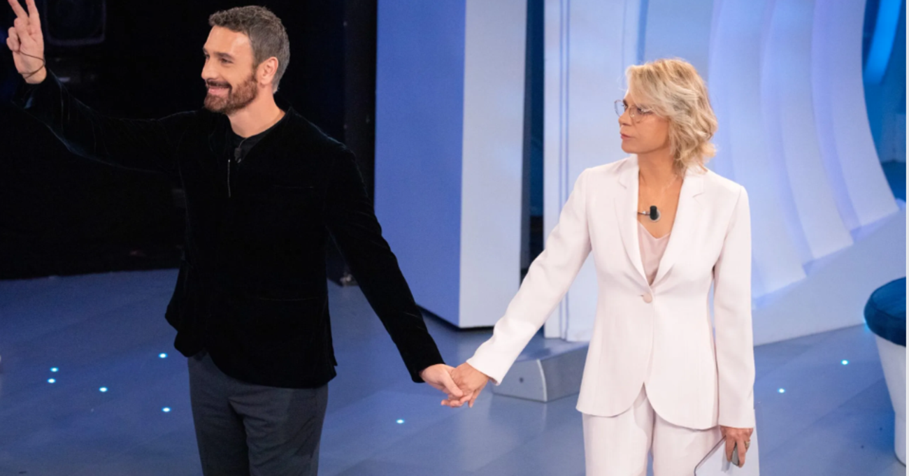 &ldquo;C&#039;&egrave; posta per te&rdquo;, la De Filippi chiama Michele Morrone e Raoul Bova in suo aiuto. E scoppia il caso delle &ldquo;bustarelle&rdquo; di nozze rubate dai suoceri 