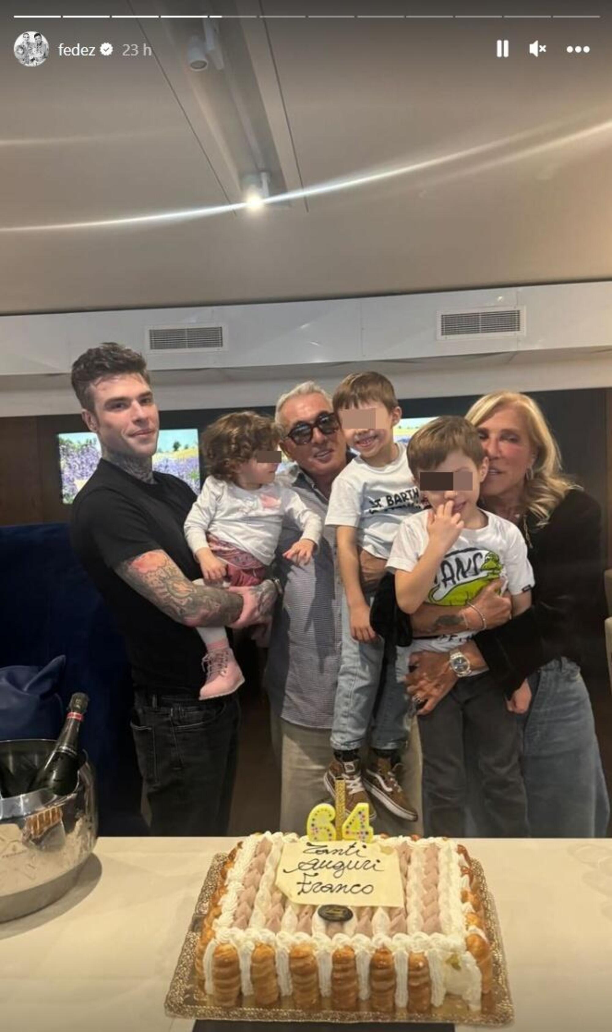 Fedez festeggia il compleanno del padre Franco senza Leone e Vittoria