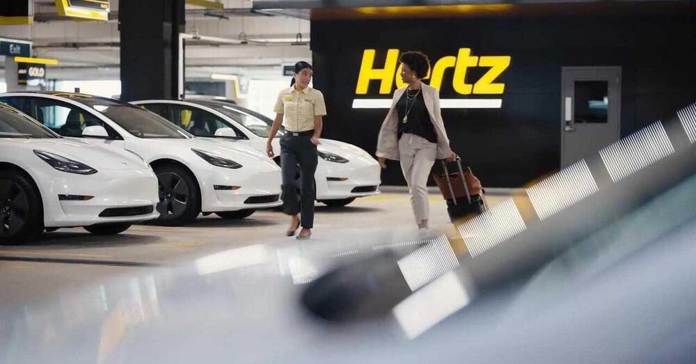 Le auto elettriche non si (ri)vendono? Dopo Tesla, il colosso del noleggio Hertz frena anche su Polestar