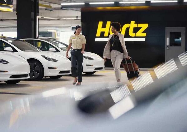 Le auto elettriche non si (ri)vendono? Dopo Tesla, il colosso del noleggio Hertz frena anche su Polestar