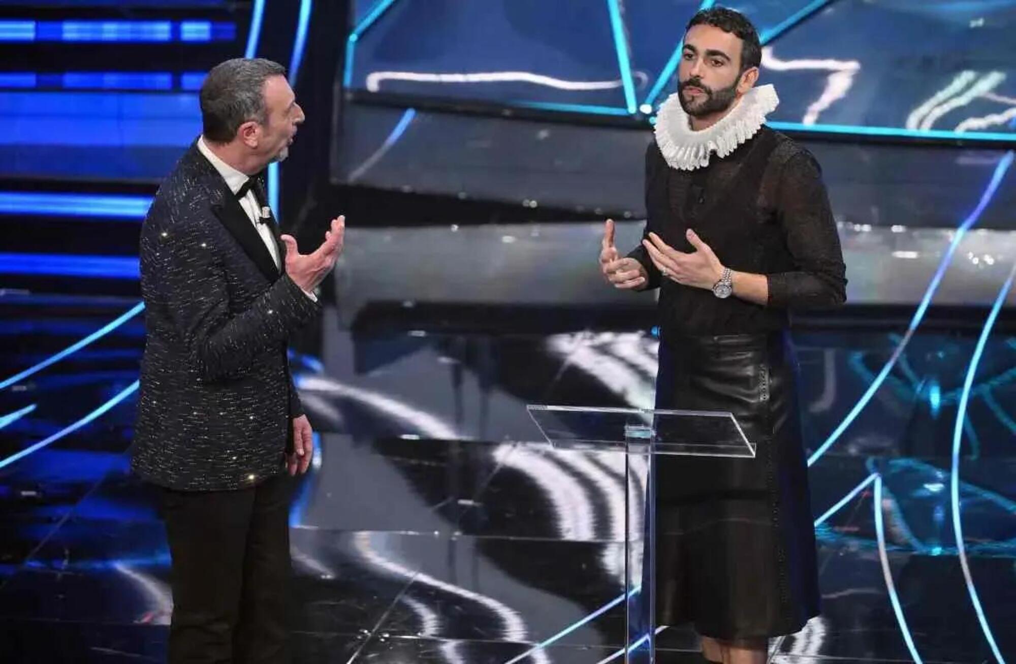 Amadeus e Marco Mengoni durante la prima puntata di Sanremo