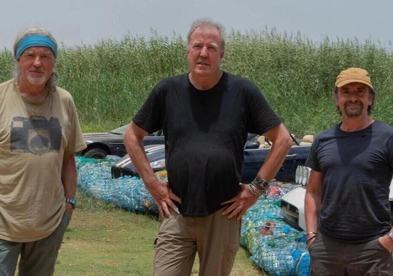 Jeremy Clarkson fa la Dakar in Jaguar, mentre l&rsquo;Aston di Richard Hammond e la Maserati di James May... Ecco &ldquo;The Grand Tour: Sand Job&rdquo;, la penultima follia del trio ex Top Gear
