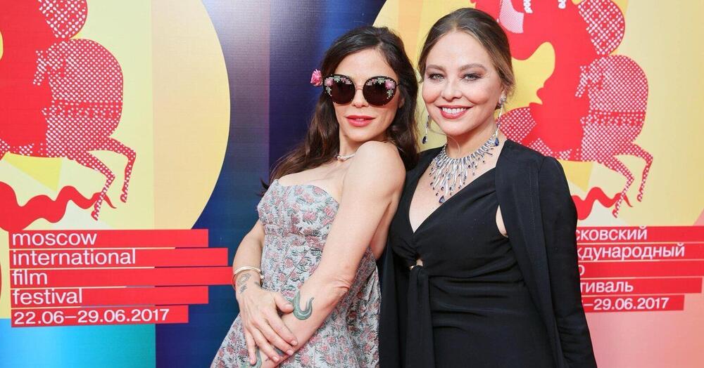 Ma davvero Ornella Muti e figlia vanno coi trattori a Sanremo? Intervista esclusiva a Naike Rivelli: &ldquo;S&igrave;, ecco quando lo faremo perch&eacute; Amadeus e Fiorello ci prendono per...&rdquo;