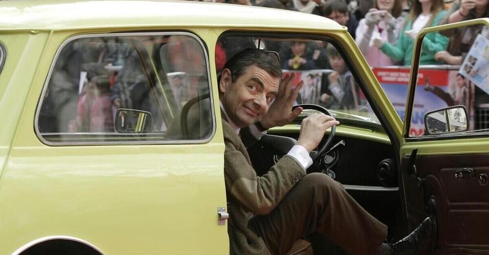 Le auto elettriche non si vendono? Ora gli ambientalisti danno la colpa a... Mr. Bean (Rowan Atkinson): ecco perch&eacute;