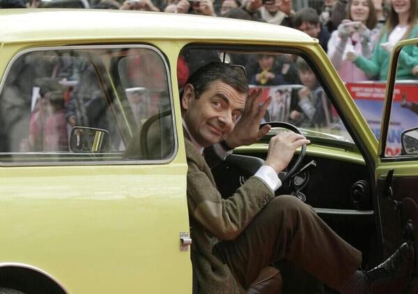 Le auto elettriche non si vendono? Ora gli ambientalisti danno la colpa a... Mr. Bean (Rowan Atkinson): ecco perch&eacute;