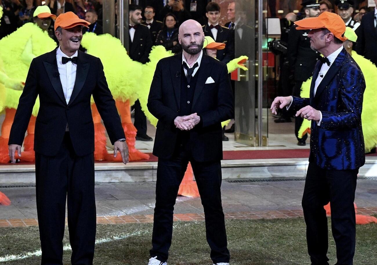 Il mistero del video di John Travolta e il ballo del &ldquo;qua qua&rdquo; con Fiorello e Amadeus a Sanremo 2024: perch&eacute; non si trova su RaiPlay, chi l&#039;ha fatto togliere?