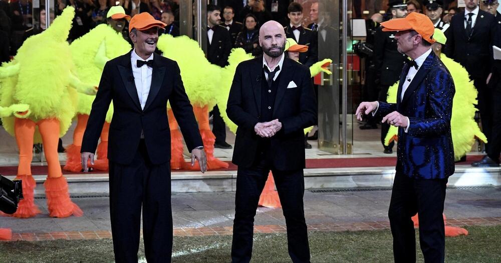 Il mistero del video di John Travolta e il ballo del &ldquo;qua qua&rdquo; con Fiorello e Amadeus a Sanremo 2024: perch&eacute; non si trova su RaiPlay, chi l&#039;ha fatto togliere?