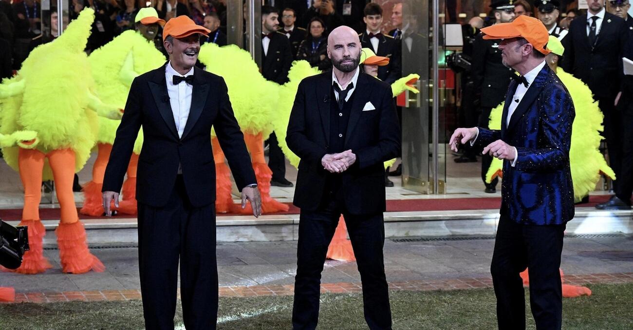 Il mistero del video di John Travolta e il ballo del &ldquo;qua qua&rdquo; con Fiorello e Amadeus a Sanremo 2024: perch&eacute; non si trova su RaiPlay, chi l&#039;ha fatto togliere?