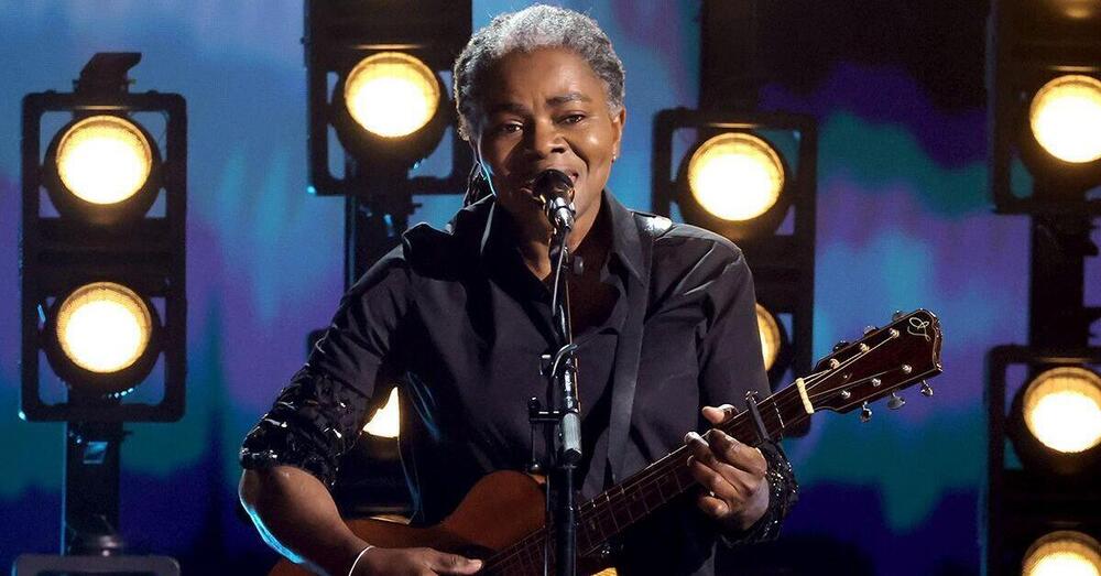 Fast Car, la nuova vita della canzone del 1988 di Tracy Chapman che dopo i Grammy va come un&rsquo;auto da corsa negli streaming [VIDEO]