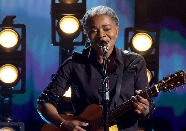 Fast Car, la nuova vita della canzone del 1988 di Tracy Chapman che dopo i Grammy va come un&rsquo;auto da corsa negli streaming [VIDEO]