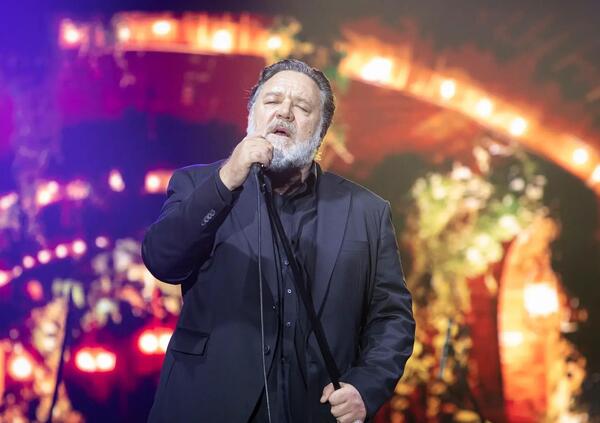 Dopo il ballo del qua qua a Travolta ecco cosa faranno fare stasera a Russell Crowe nella quarta puntata di Sanremo 2024: scenette col gladiatore? E loro si fanno umiliare perch&eacute;...