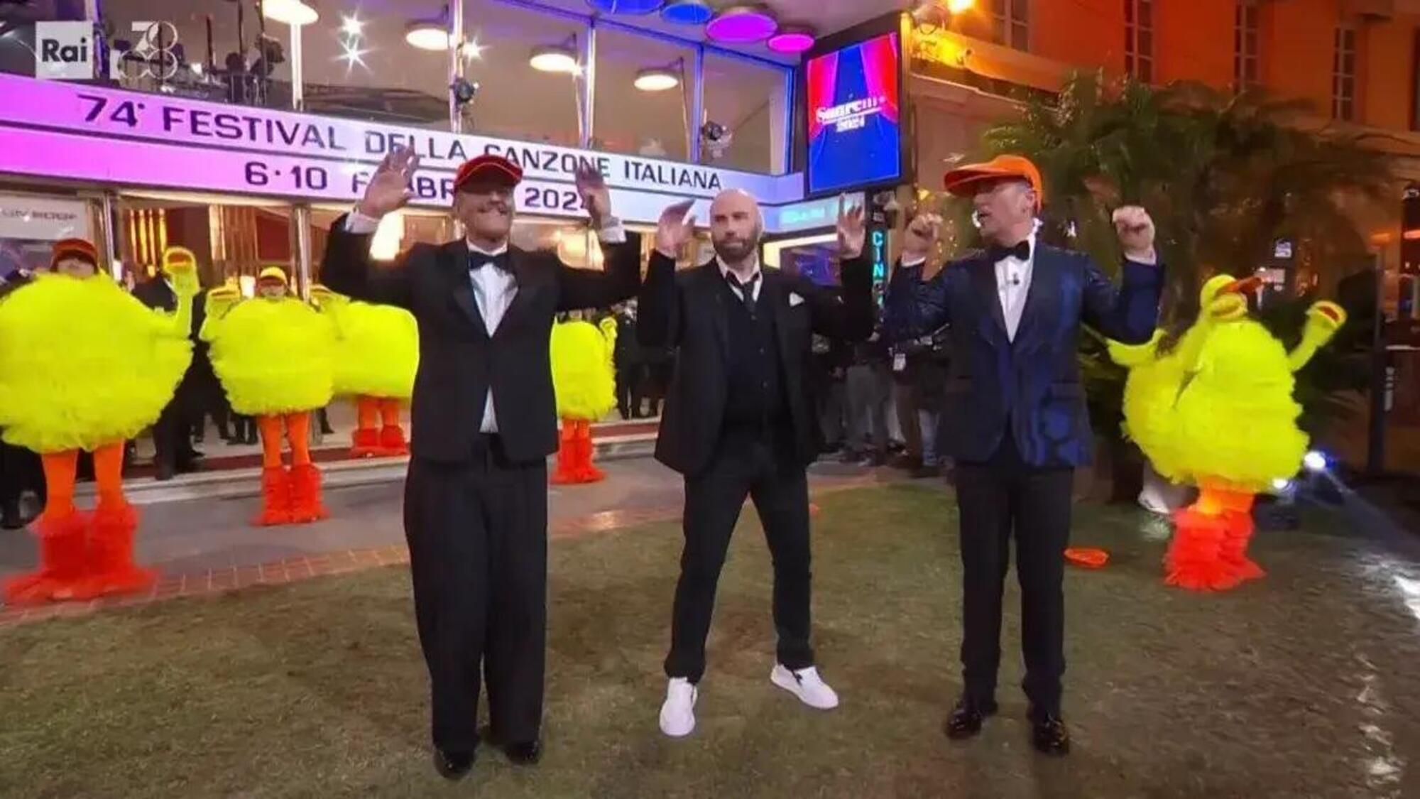 John Travolta, Fiorello e Amadeus sulle note de “Il ballo del qua qua”