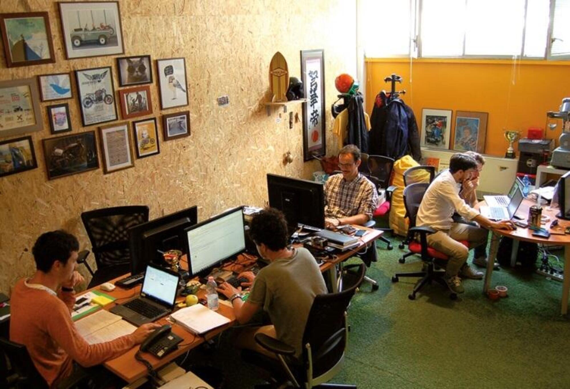 Il famigerato ufficio del "team Scrambler" con l'erba al posto del pavimento