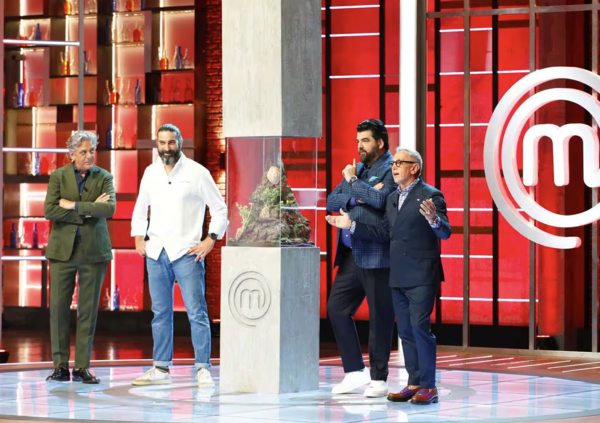 Le pagelle (cyberpunk) di Masterchef 13: per battere Sanremo si sfiora la distopia green? Ci mancava solo cucinare un&rsquo;auto elettrica. Per fortuna l&rsquo;elogio dell&rsquo;aglio, Sara e la sua normalit&agrave; e il granchio blu 