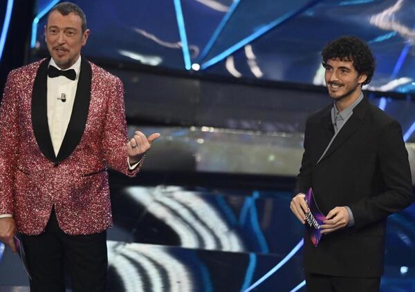 &quot;Meglio che continui a fare il pilota&quot;: come &egrave; andato il Sanremo di Pecco Bagnaia tra Gucci e Ghali?