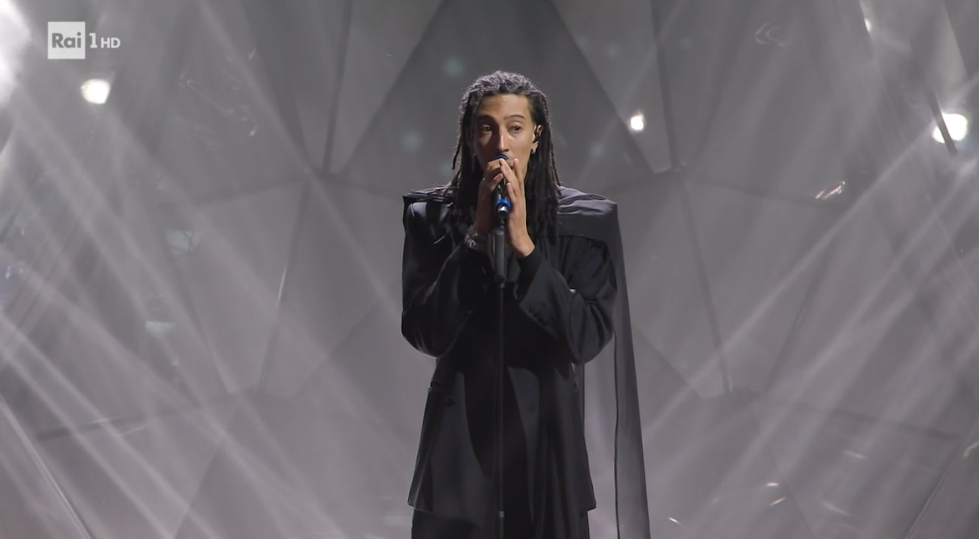 Ghali durante la serata cover di Sanremo 2024