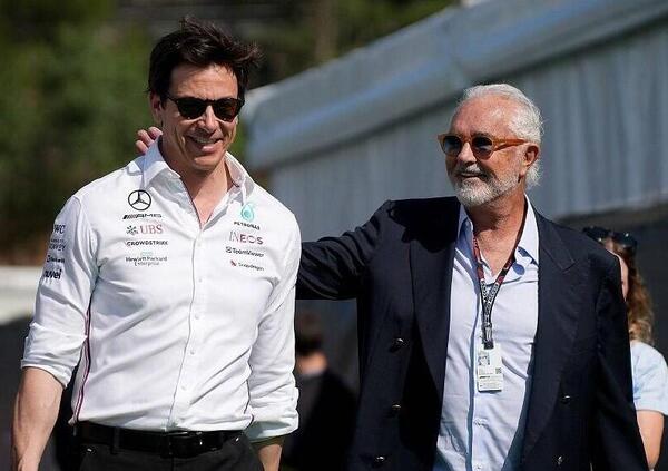 Ma cosa ci fanno Flavio Briatore e Toto Wolff insieme? Ecco la foto che potrebbe aver spoilerato il futuro della Mercedes (e di Fernando Alonso) in Formula 1