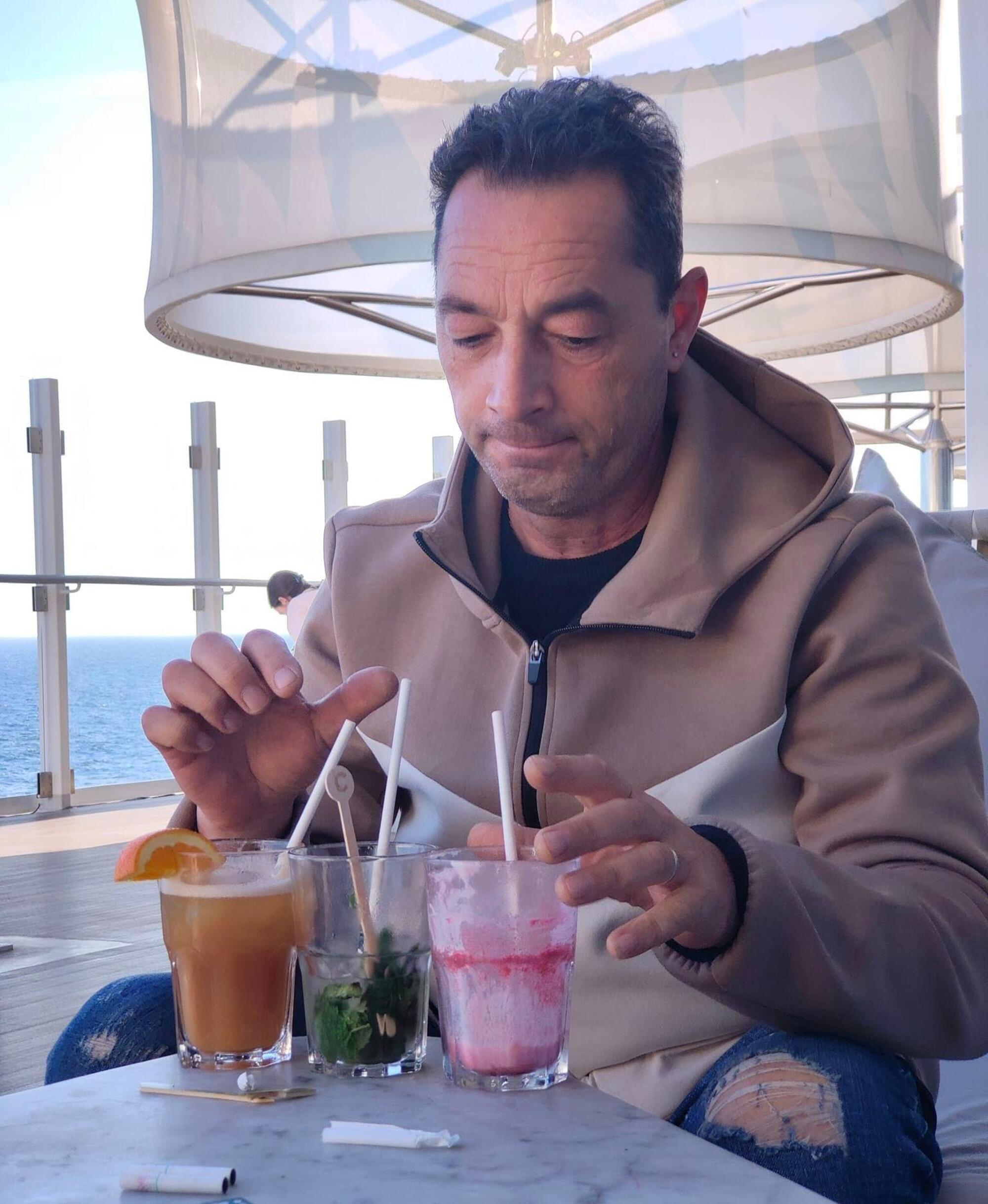 Passeggeri della Costa Smeralda che si godono l'all inclusive durante Sanremo 2024