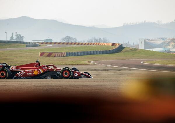 Il primo giorno in pista della Ferrari SF-24 a Fiorano: bagno di tifosi e prime impressioni