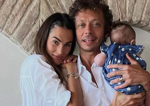 La Novello a 2000: &ldquo;Io e Valentino Rossi abbiamo caratteri diversi, ma&hellip;&rdquo; e spiega perch&eacute; la figlia Giulietta non &egrave; sui social