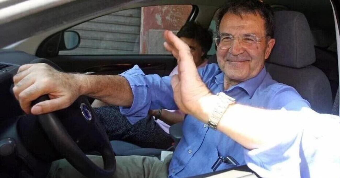 Prodi contro Stellantis: &ldquo;La Fiat ha abbandonato l&rsquo;Italia. Il cervello &egrave; in Francia, la produzione &egrave; in Marocco e in Serbia. Cosa ci rimane?&rdquo;. E sulla Meloni: &ldquo;Mi ha copiato&rdquo;. Ecco perch&eacute;