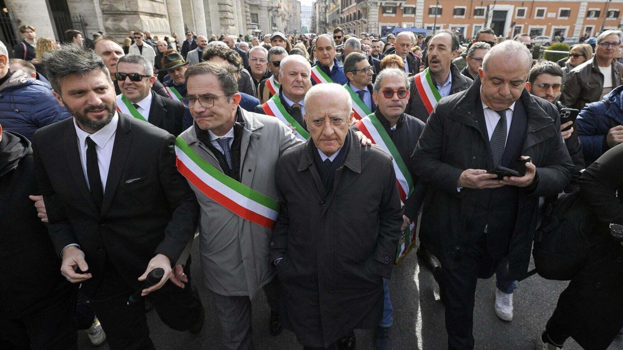 Vincenzo De Luca e alcuni sindaci campani a Roma contro l’autonomia differenziata